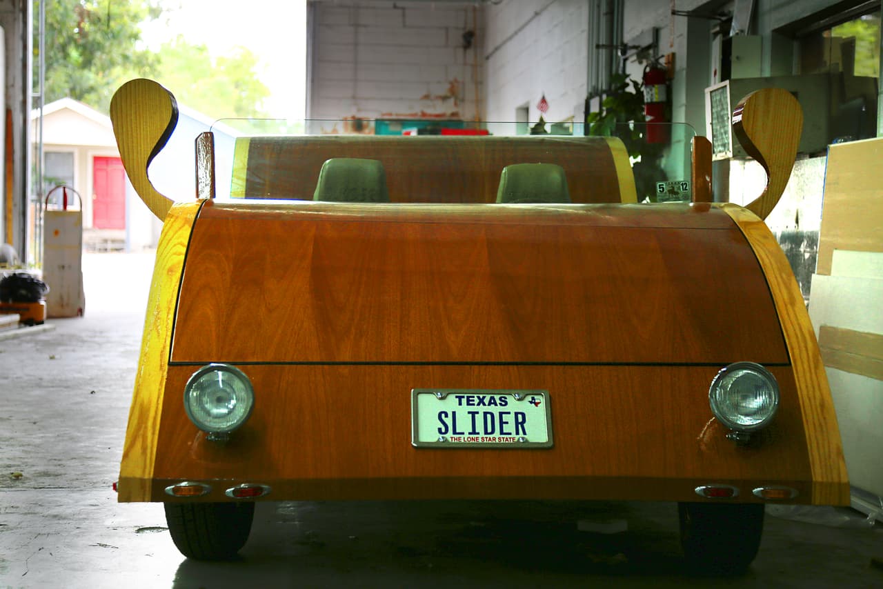 Slider, el segundo auto de tamaño real creado en madera, fue construido por encargo de un cliente.