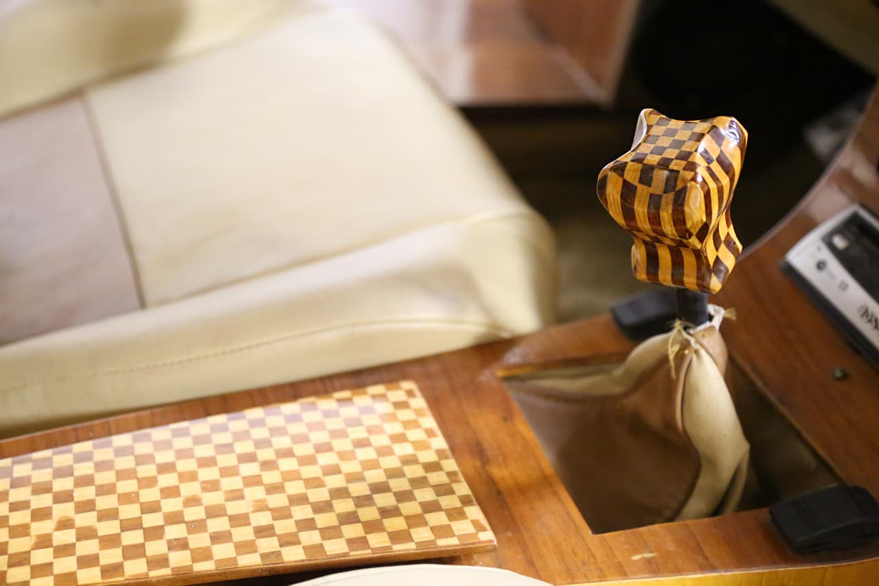 La palanca de cambios y otros detalles internos de Splinter también fueron recreados en madera.