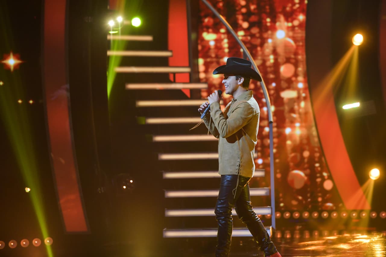 El intérprete sonorense que ha logrado posicionarse como el número uno en el regional mexicano interpretó su éxito 'No te contaron mal'.