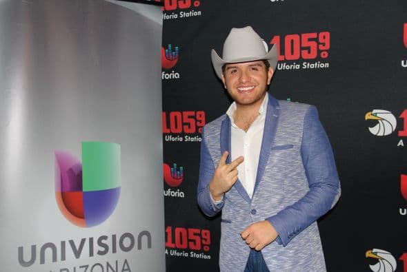 El Dasa no solo deleitó a sus fans con su voz y carisma, también compartió con ellos tomándose fotos antes del concierto. 