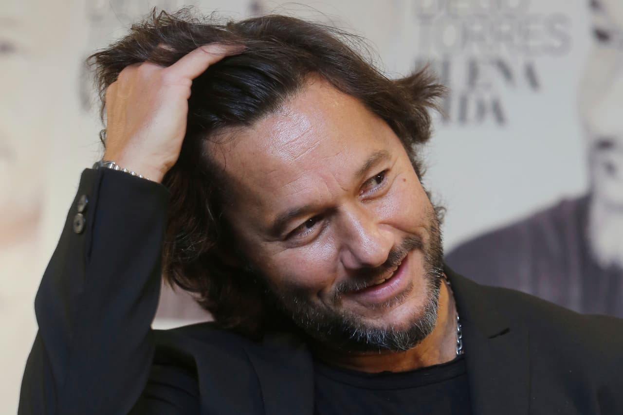 En 2016 durante la presentación de su último disco, Buena Vida, Diego se la pasó jugando con su pelo largo.