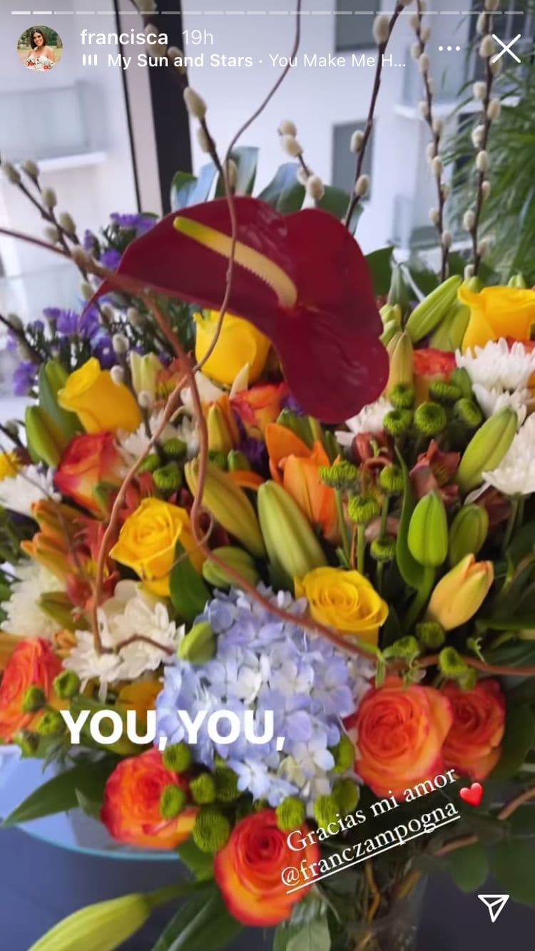 Los festejos por su cumpleaños comenzaron con un hermoso arreglo floral que le regaló su esposo Francesco Zampogna.