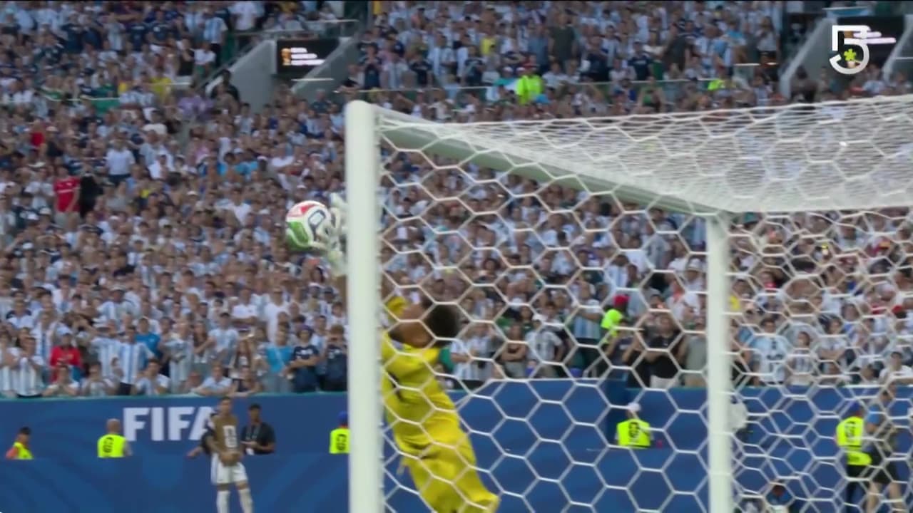 ¡La figura del partido! Vozinha hace una atajada espectacular en tiro libre de Messi