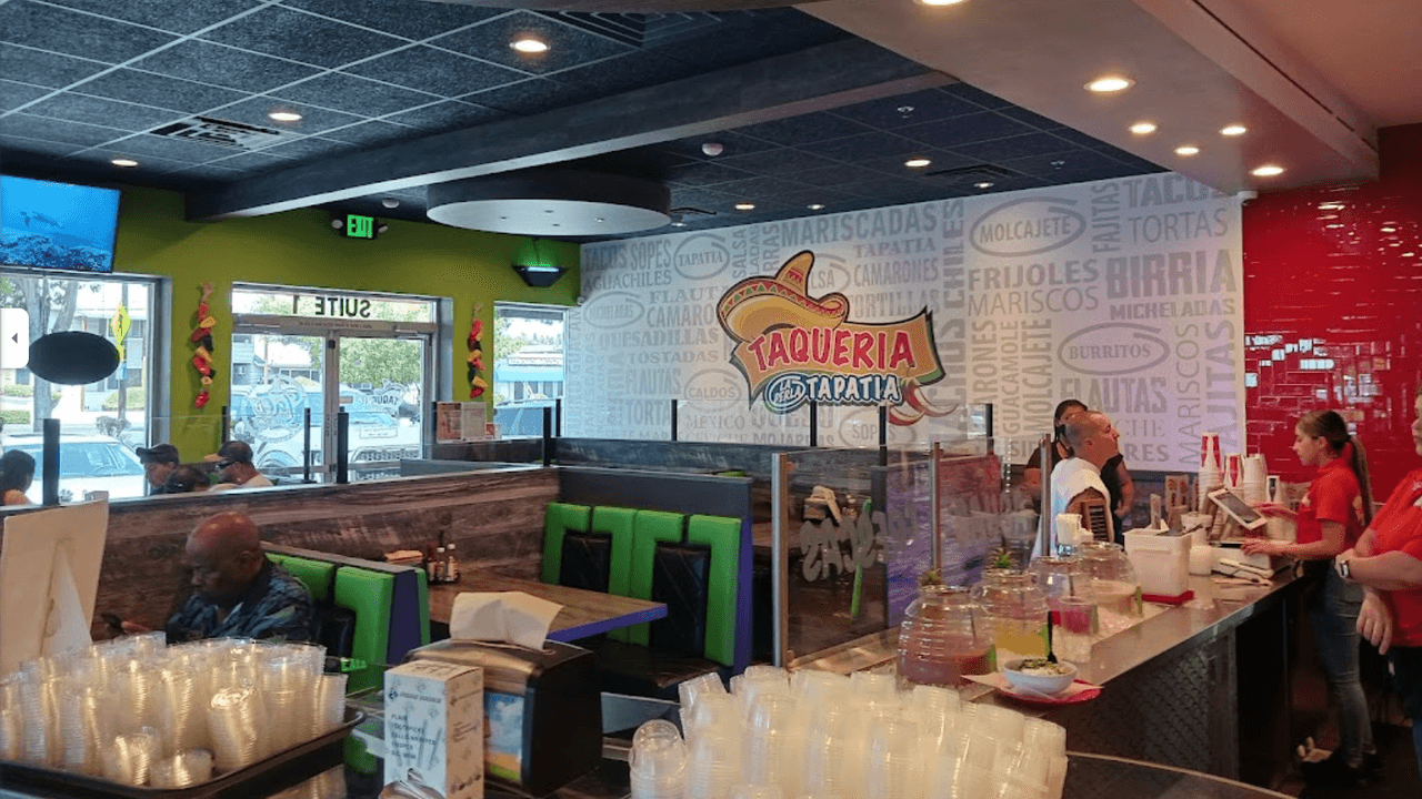 <h3 class="cms-H3-H3">Taquería la Perla Tapatía</h3>
<br>En primer sitio se encuentra este lugar ofrece diferentes opciones de carne para sus famosos 
<b>tacos callejeros</b> que van desde la asada, molida, deshebrada, carnitas, pastor, entre otros.