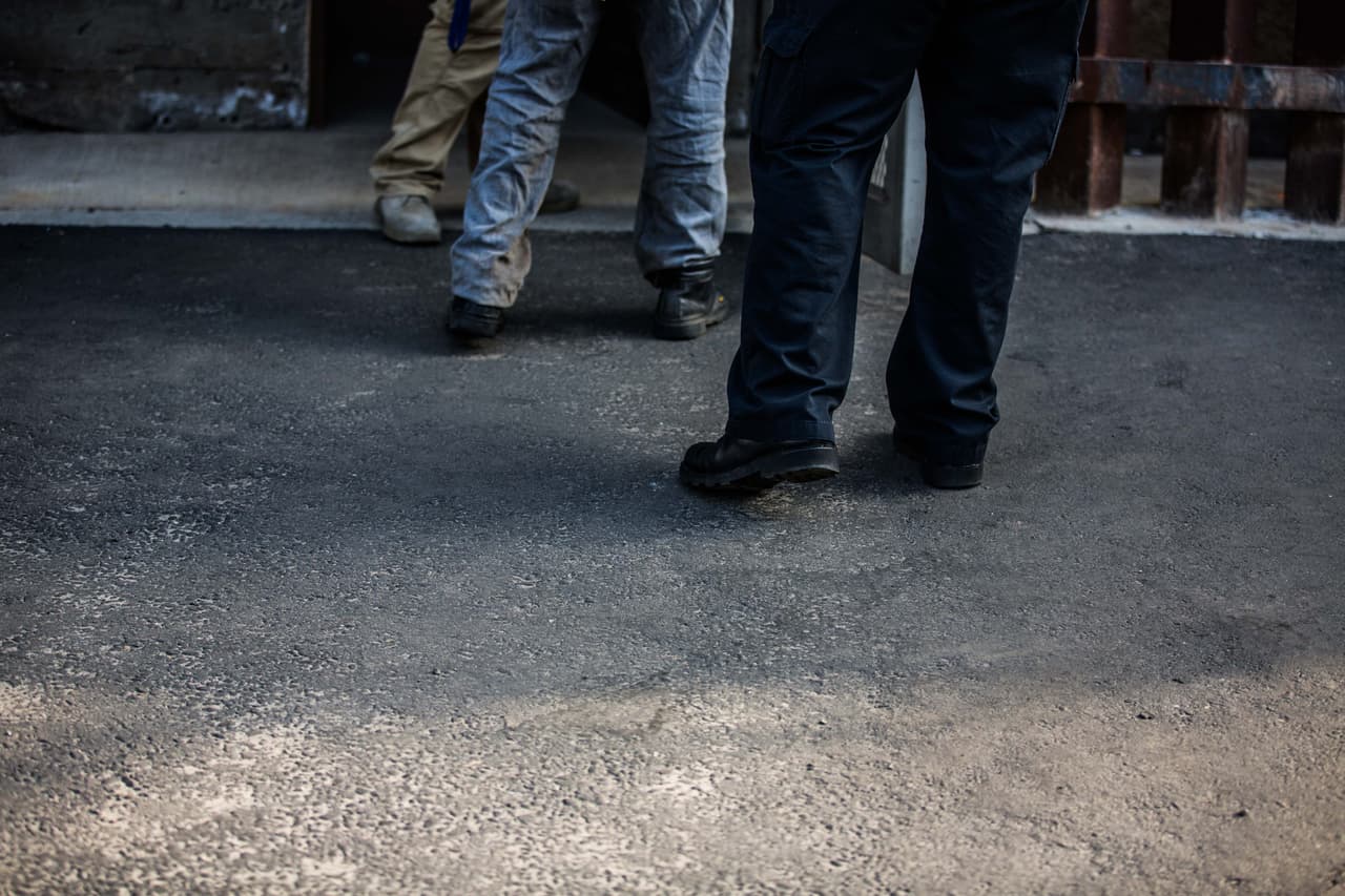 El detenido cruza de Estados Unidos a México. En el Instituto Nacional de Migración mexicano les entregan un sobre con una “constancia de recepción de mexicanos repatriados” y una póliza de seguros, que les provee asistencia y medicinas por los tres años siguientes a su repatriación. Almudena Toral/Univision Digital 
<br>