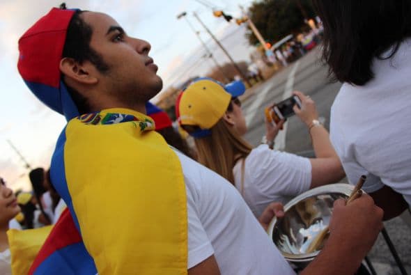 A cantos y gritos pidieron paz y libertad en la calle Westheimer, una de las más transitadas de Houston. 