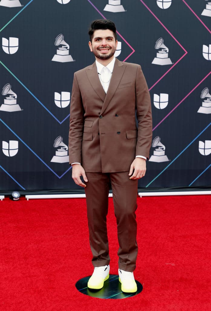 El cantante venezolano 
<b>Kristhyan Benitez</b>, quien está nominado en la terna Mejor Álbum de Música Clásica, lució un traje café, camisa blanca y le dio toque divertido al usar tenis.