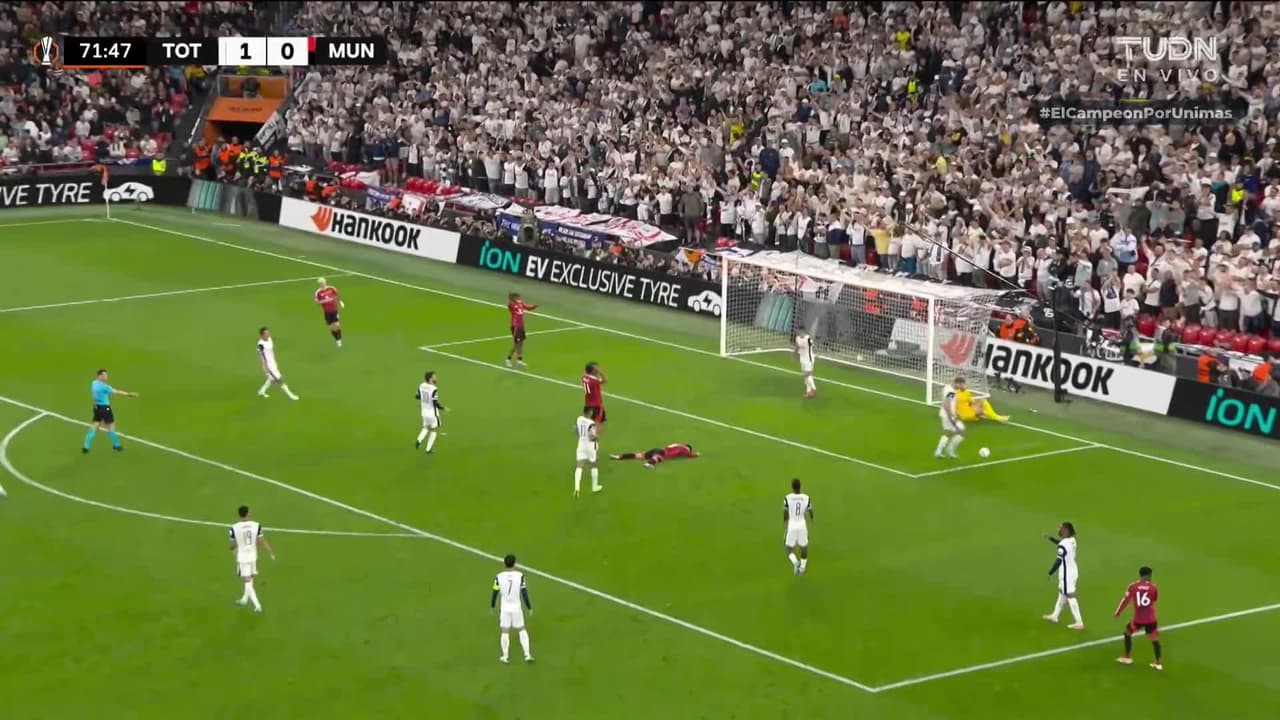 ¡Bruno remata solo en el área pero no logra darle dirección al balón!