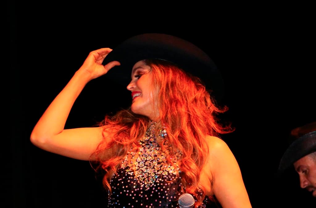 El sombrero no podía faltar.