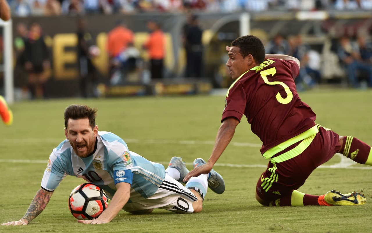 El pivote de la 'Vinotinto' no sabe jugar más que al filo del reglamento (por algo es que resultó amonestado en cada uno de los 3 partidos que disputó y justo se perdió el choque ante México por haber acumulado dos tarjetas amarillas), pero para el técnico Rafael Dudamel resultó un indiscutible.