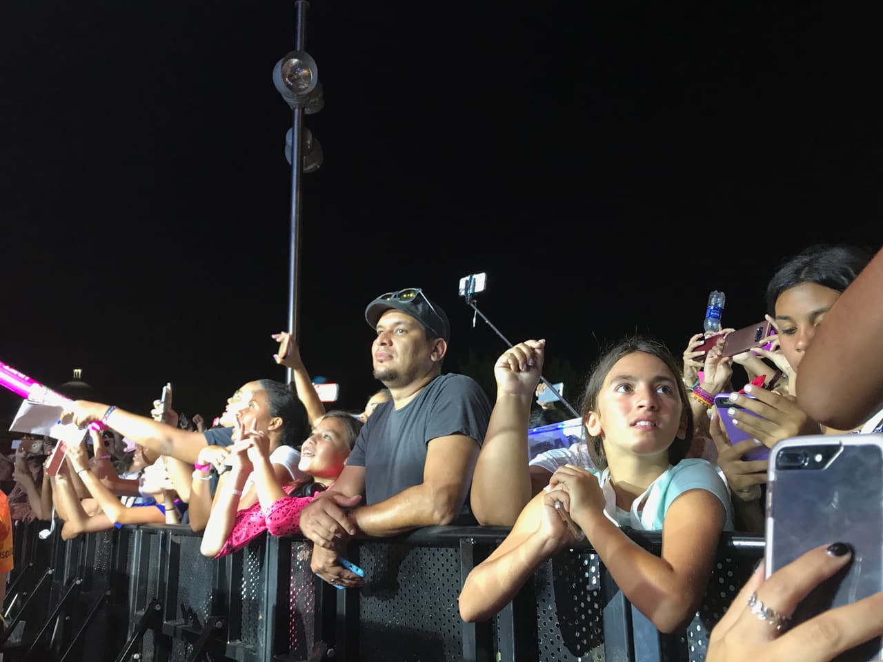 CNCO creó un pandemonio durante su presentación en el KQ Sunset.