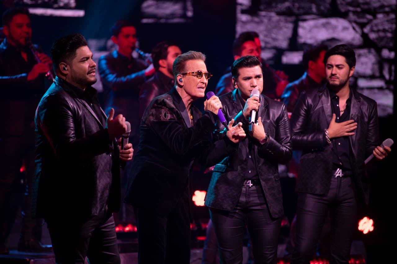 Otros invitados a la semifinal fue la banda La Adictiva, la cual entonó junto a Emmanuel, 'El amor de mi vida', demostrando lo versátil que es el cantante.