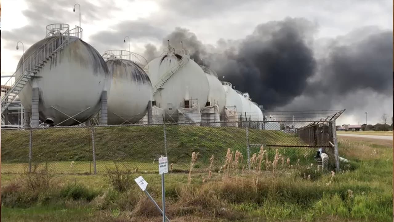 Personal de emergencia de la empresa se vió superado por el incendio y tuvieron que pedir ayuda a las autoridades locales.