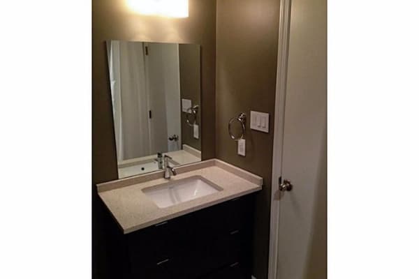 Por si no fuera poco, también tiene techos abovedados, pisos de madera, una chimenea y un dormitorio principal con acceso a una amplia terraza.