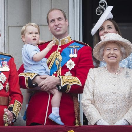 Eso lo convierte en el tercero en el orden de sucesión al trono siguiendo a su abuelo, el príncipe Carlos, y a su padre, el príncipe William.