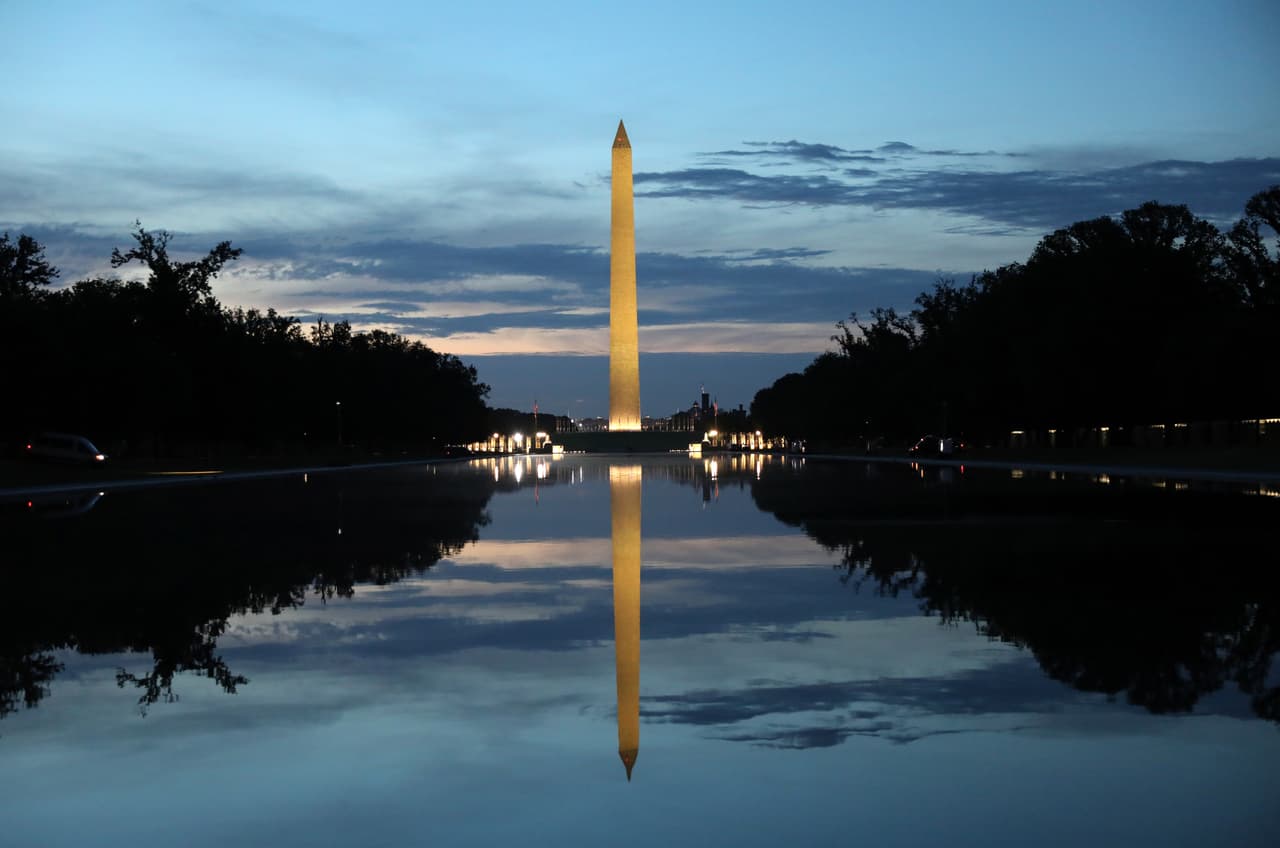 El Estanque Reflectante de Washington D.C fue drenado, restaurado y pintado de azul por órdenes del presidente Trump. Esta fotografía fue tomada al amanecer del 12 de junio y así es como debía lucir el estanque.