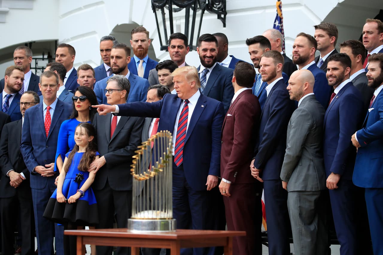 El presidente Donald Trump junto a los jugadores de los Medias Rojas de Boston que asistieron a la recepción en la Casa Blanca.