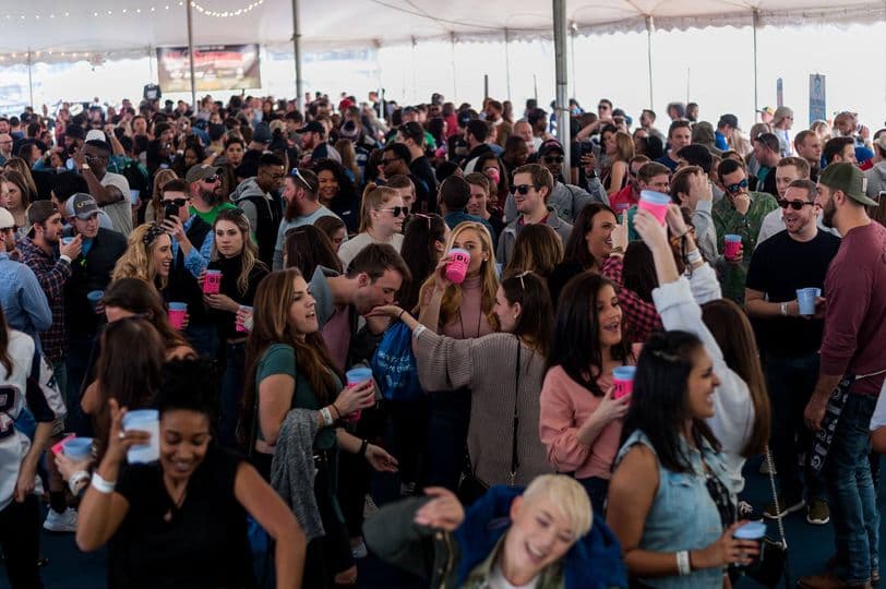 <b><a href="https://atlantawinterbeerfest.com/">Atlanta Winter Beer Fest (11 de febrero)</a></b>. Ven a degustar más de 150 cervezas de Georgia y de todo el país, más de 25 vinos y sidras. Además, música en vivo de Davis & the Love y DJ Q-Tip. Los boletos incluyen la entrada, entretenimiento, taza de recuerdo y muestras de bebidas.