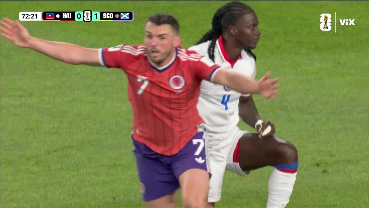 ¡Se salva Haití! Disparo de John McGinn que se va por un costado del arco