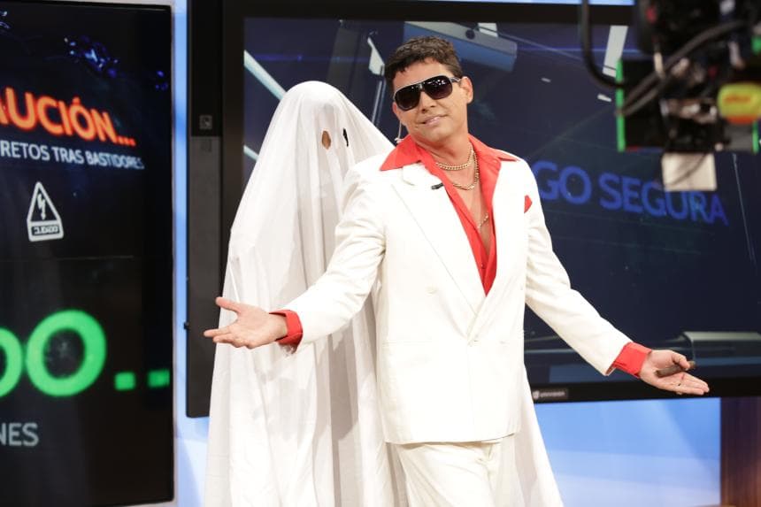 Orlando Segura intentaba dar su segmento mientras un fantasma andaba rondando por la casita de Despierta América.