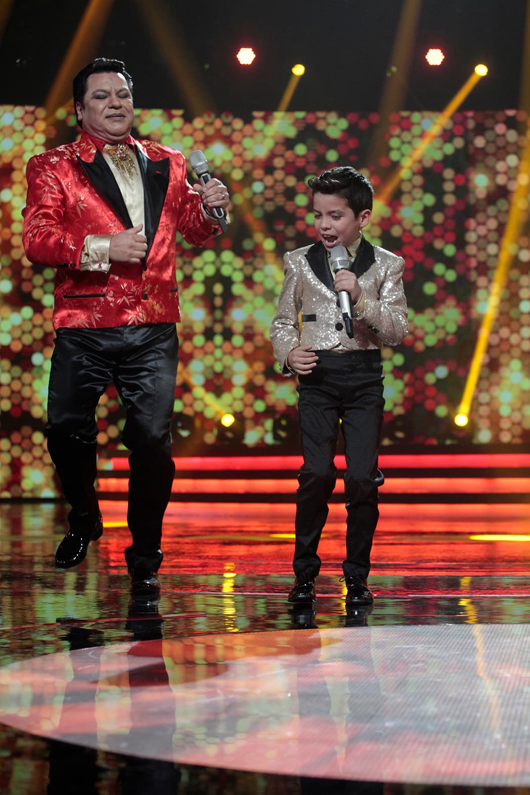 El pequeño de 9 años, originario de Hermosillo, Sonora, al norte de México. vistió también al puro estilo de Juan Gabriel, y juntos cantaron 'La Frontera'.