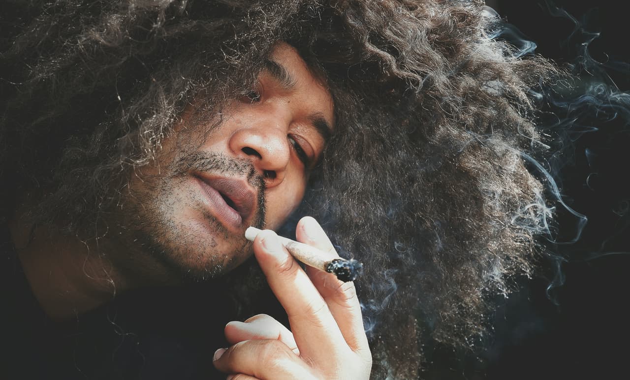 La ley excluye a los empleadores en el sector de la construcción y a los empleados en puestos que requieren una investigación de antecedentes del gobierno federal.