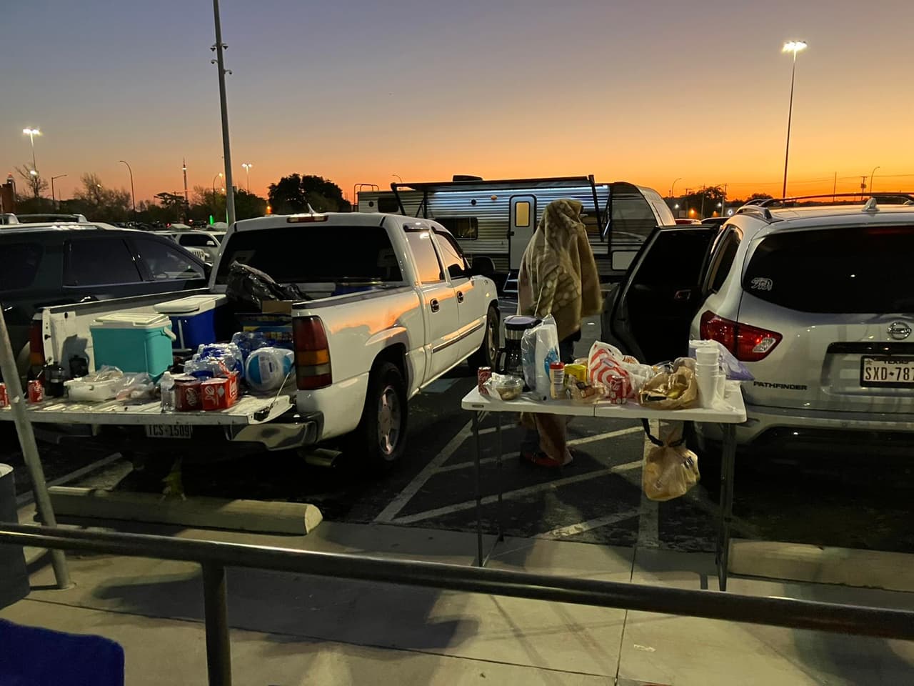 Con comida para aguantar una jornada de más de 10 horas afuera del Globe Life Field para disfrutar del Desfile de Campeones.