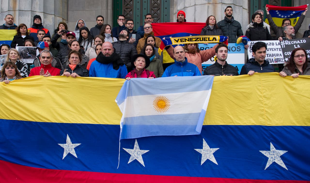 En Argentina hay 57,127 venezolanos, según las cifras de la OIM. En ese país y en Uruguay, donde hay 6,033, se aplica el acuerdo de residencia para los nacionales de los estados asociados del MERCOSUR, que regulariza su estatus migratorio. En la fotografía, venezolanos protestan contra la Asamblea Nacional Constituyente en Buenos Aires en julio de 2017.