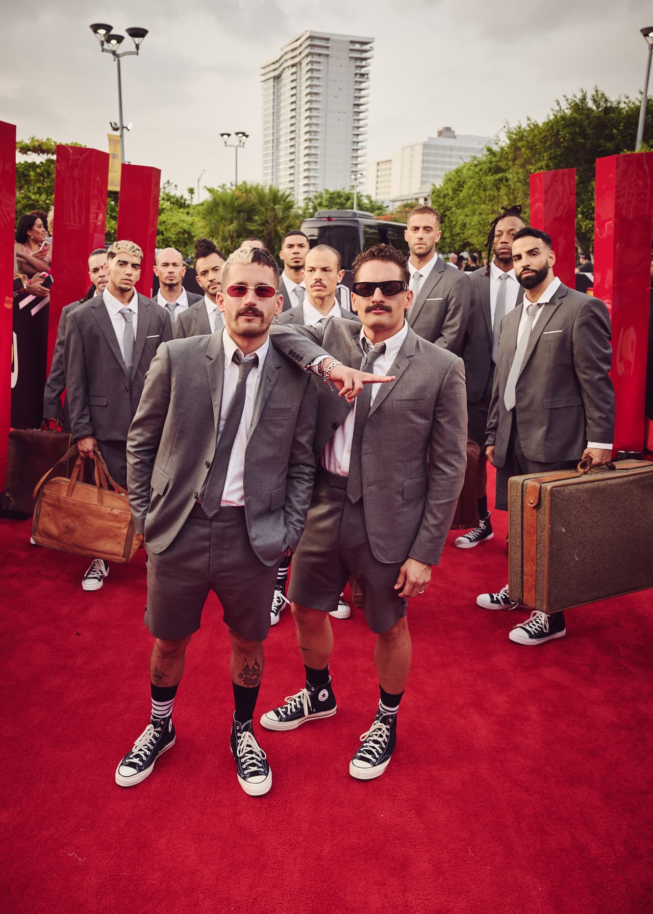 Mau y Ricky llegaron vestidos iguales.