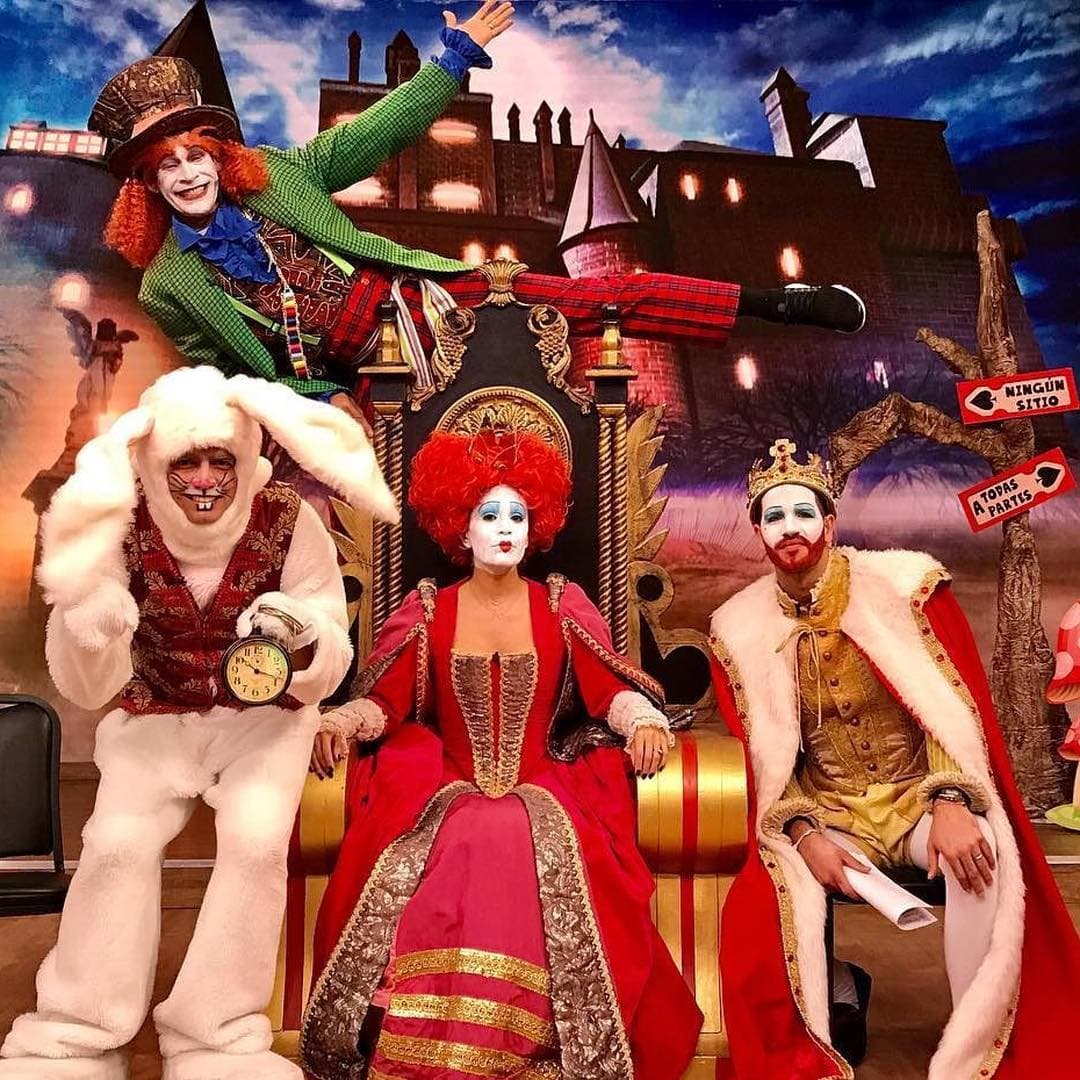 Junto a sus compañeros recrearon esta fantástica fotografía donde aparecen varios de los personajes del cuento clásico interpretados por el chef Yisus y Johnny Lozada.