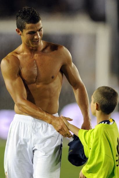 Sin duda Cristiano Ronaldo no sólo se gana los corazones en la cancha y lo que hace por Erik es una muestra irrefutable. ¡Opina en nuestro Foro!