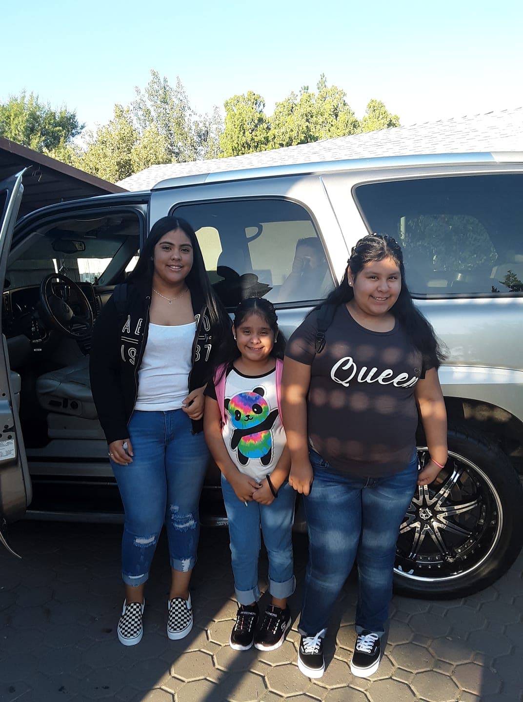 Las hijas de Pablo Lazcano en su ingreso a clases