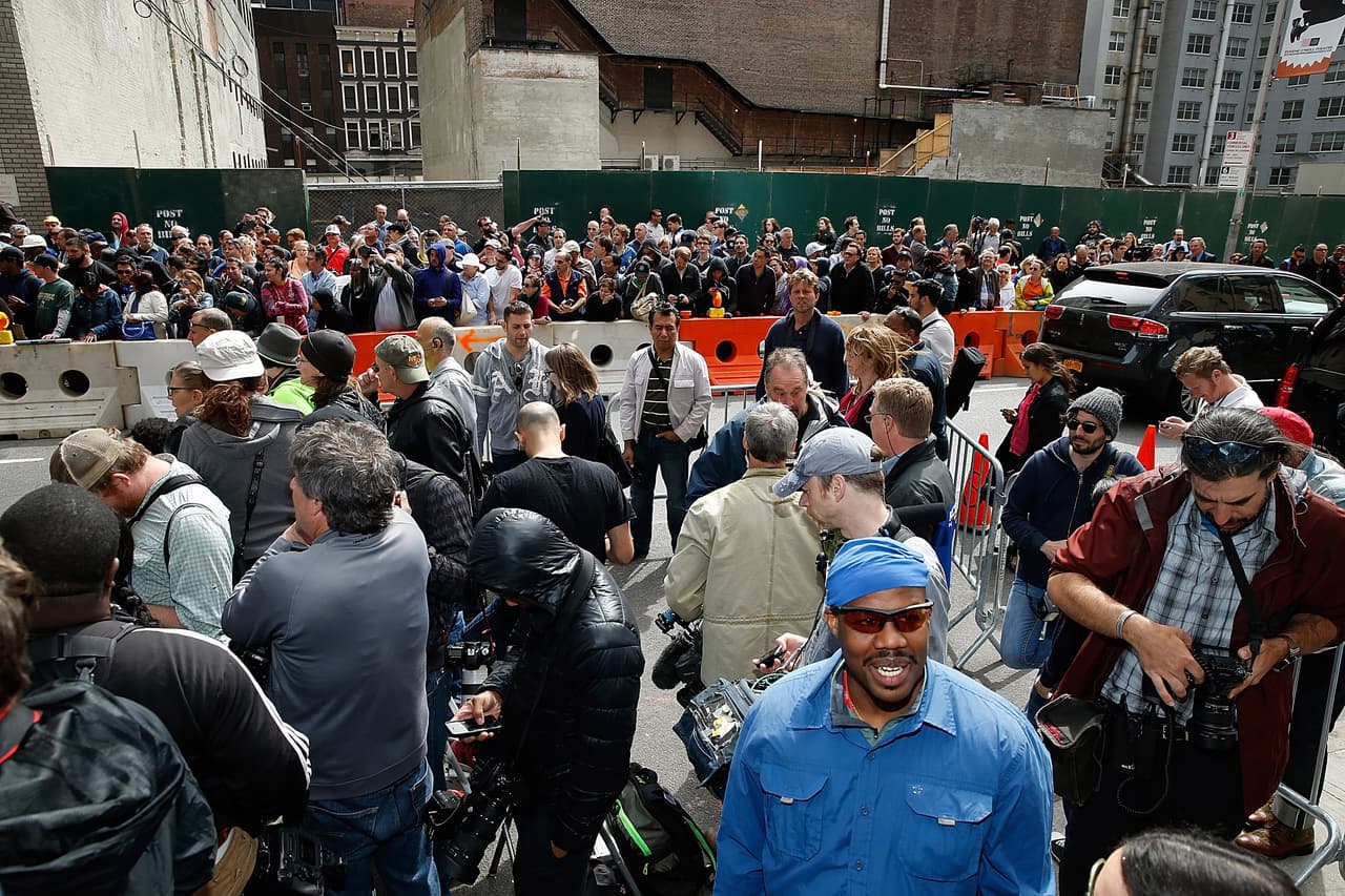 Mucha gente afuera del estudio