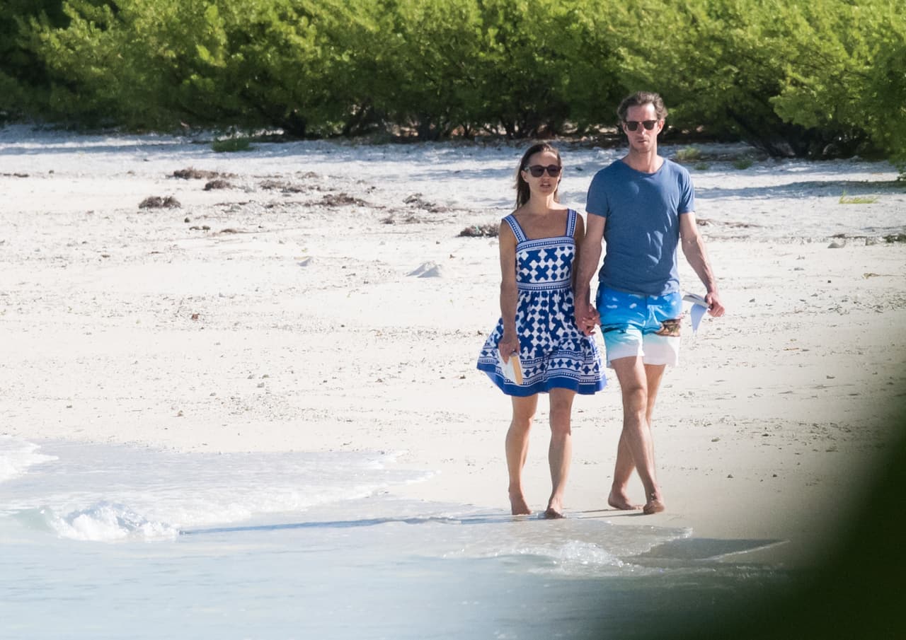 En esta foto de su luna miel observamos a 
<b><a href="https://www.univision.com/noticias/salud/trasero-de-pippa-middleton-el-mas-alabado">Pippa Middleton </a></b>caminar por la playa junto a su esposo James Matthews luciendo otro modelo de la diseñadora.
