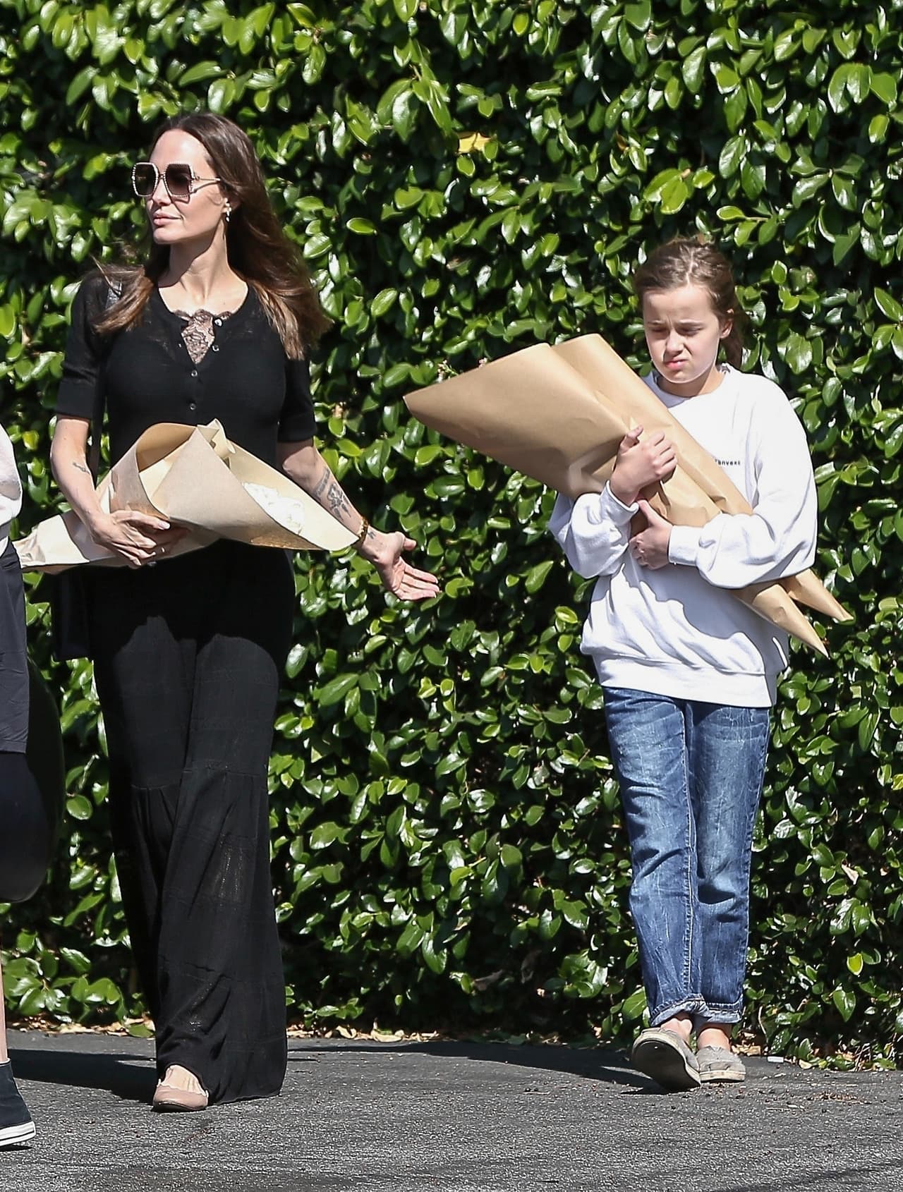 La tres hijas de Jolie y Pitt son Zahara, Shiloh y 
<b>Vivienne</b>, quien en esta foto ayuda a su mamá con las flores.