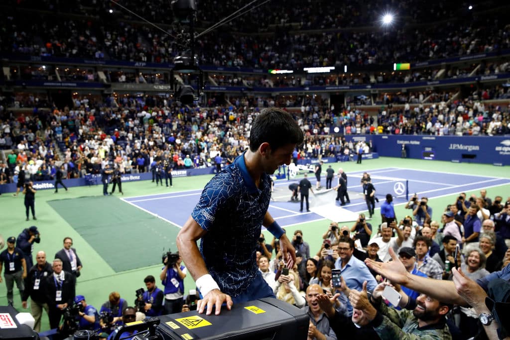 Con mucho cuidado pero con el afán del instante, el tenista cruzó por la tribuna.