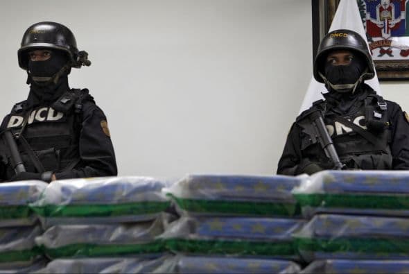 Un total de 31 dominicanos, entre ellos policías, militares y civiles, y cuatro franceses fueron detenidos por su presunta vinculación con un cargamento de 682 paquetes de cocaína decomisados en el aeropuerto de Punta Cana (este) y que tenía como destino Francia, informó una fuente oficial. Ver toda la información