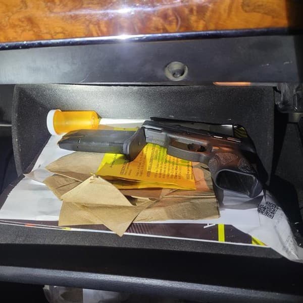 Al conductor se le incautó un arma de fuego que llevaba en la guantera, junto al cargador.