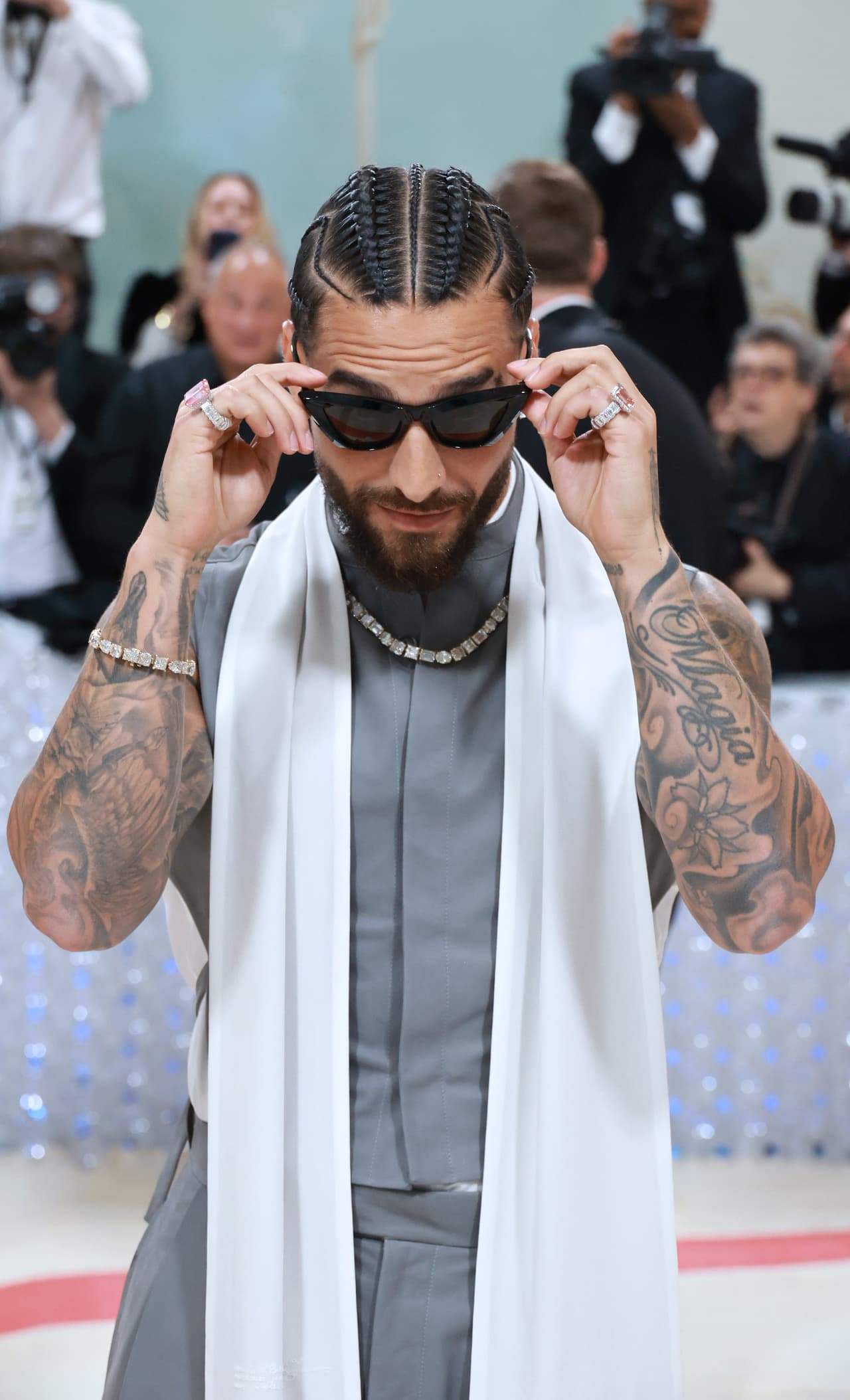 Maluma lució un traje gris sin mangas en la Met Gala.