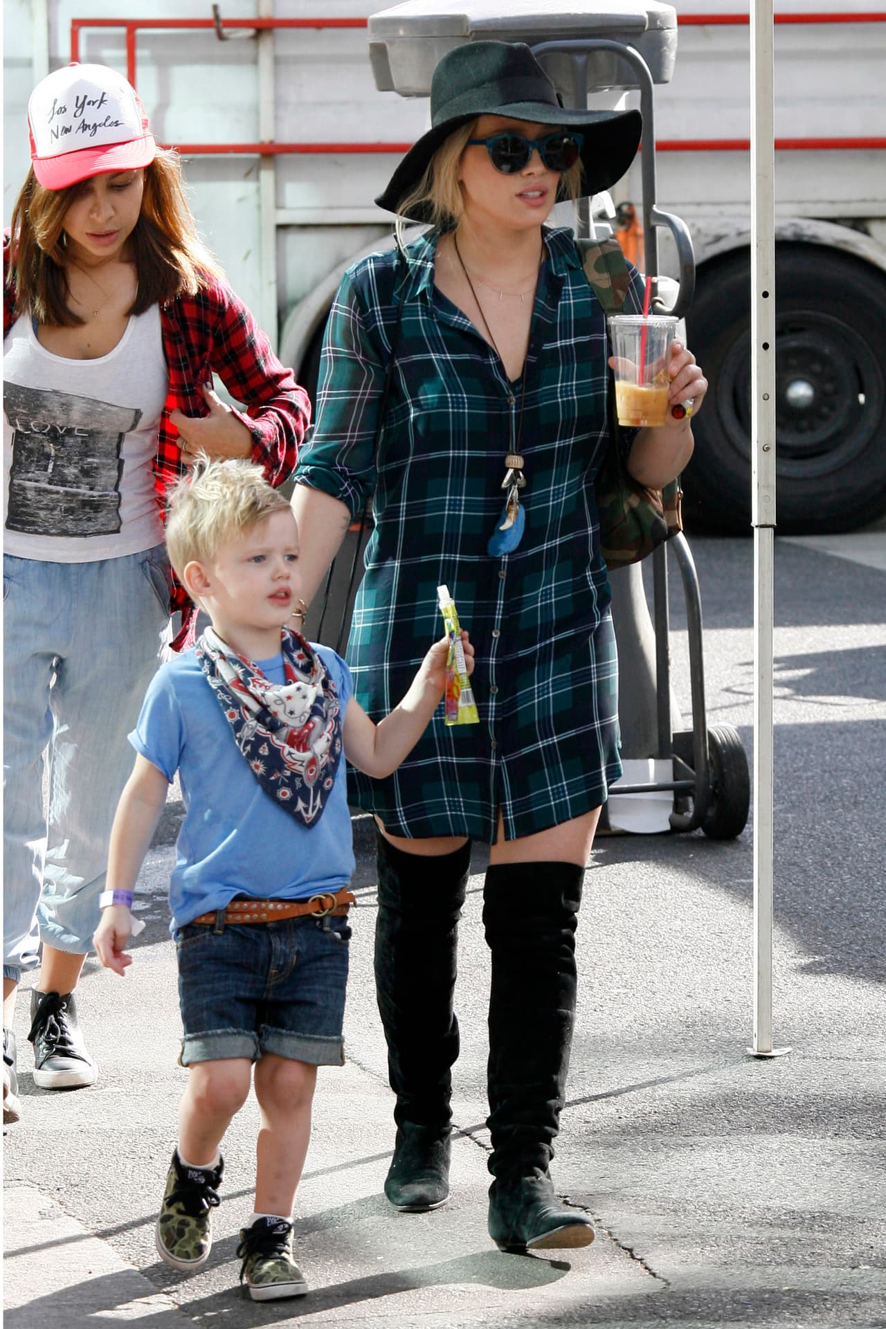 Y es que con su popular mami ha debido acostumbrarse a que los paparazzi lo persigan.