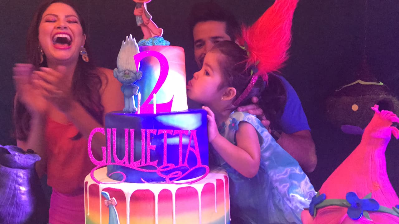 Ana aplaudió la peculiar manera en que Giulietta le dio la traidicional mordida a su pastel.