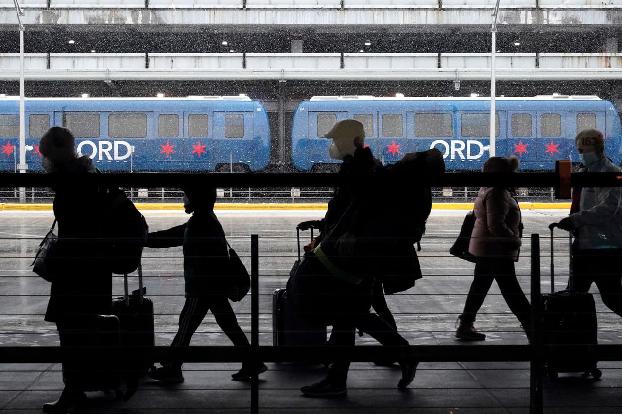 Viajeros caminan por la terminal 3 del Aeropuerto Internacional O'Hare en Chicago, Illinois, el pasado 28 de diciembre.