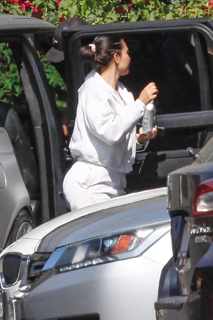 Tras aterrizar en Los Ángeles, se dirigió a un estudio, hasta el que, se presume, se trasladó para supervisar una sesión de fotos para su línea de ropa interior Skims.