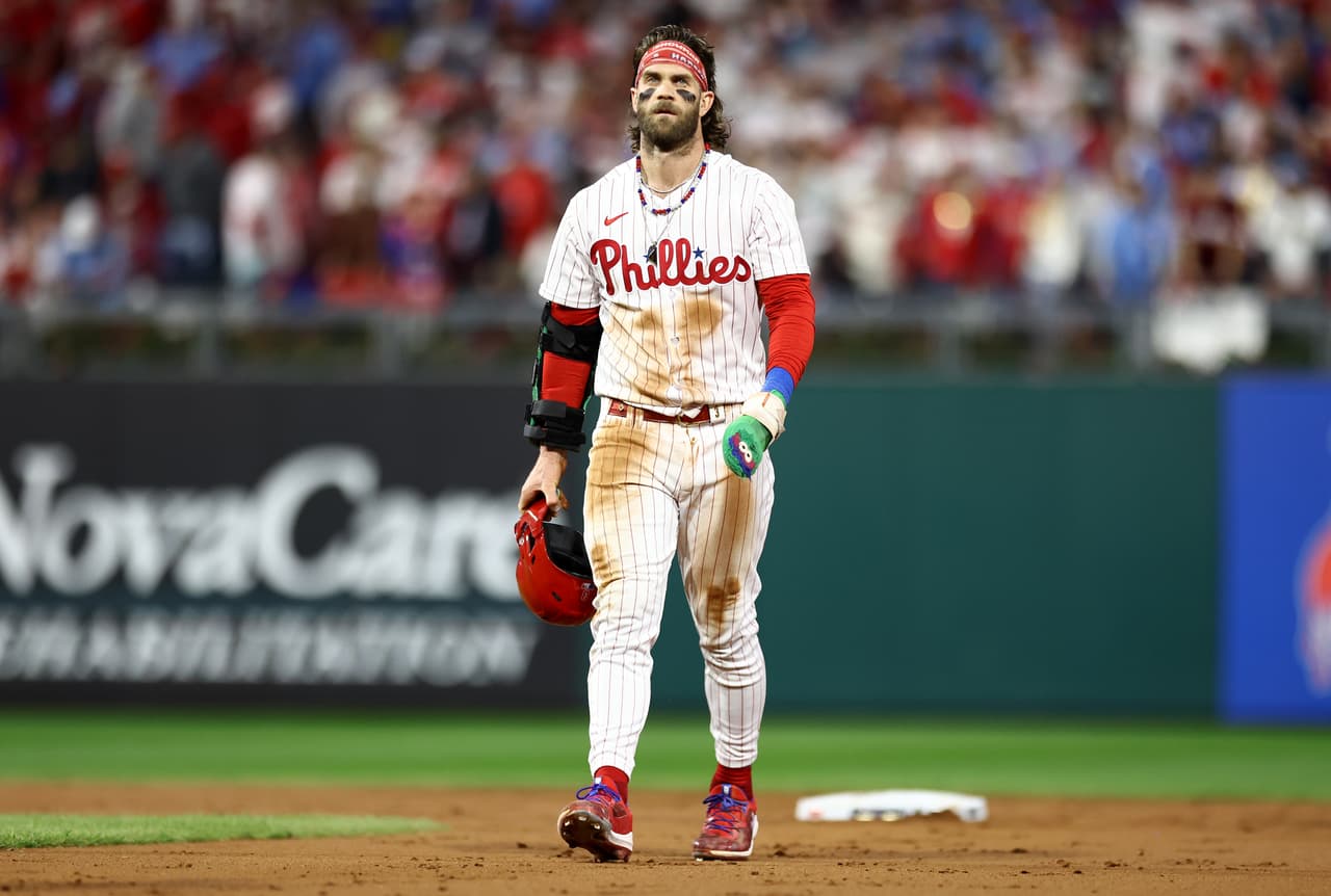 Bryce Harper reacciona después de ser expulsado robando la segunda base durante la primera entrada.