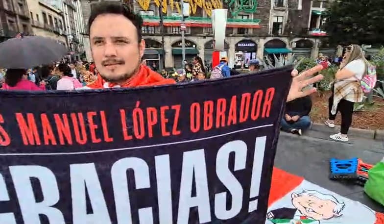 Precisamente por ser un día de otoño, en el que el frío se acerca, también llegaron a la venta las frazadas con la imagen del expresidente.