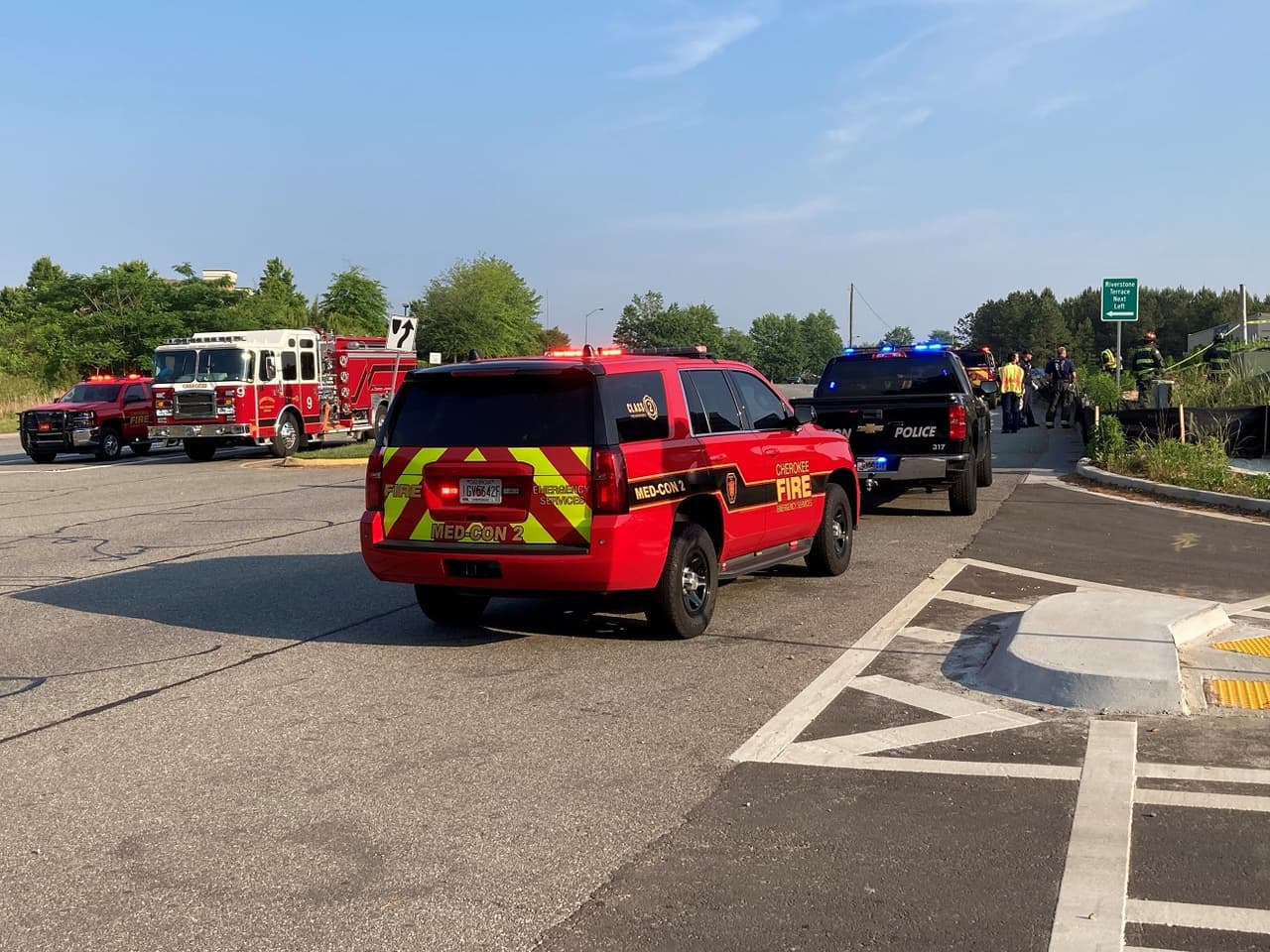 "Nos detuvimos para encontrar a un hombre dentro del panel eléctrico y no pudimos sacarlo debido a la energía activa", dijo el teniente de bomberos del condado de Cherokee, Nathan Croft.