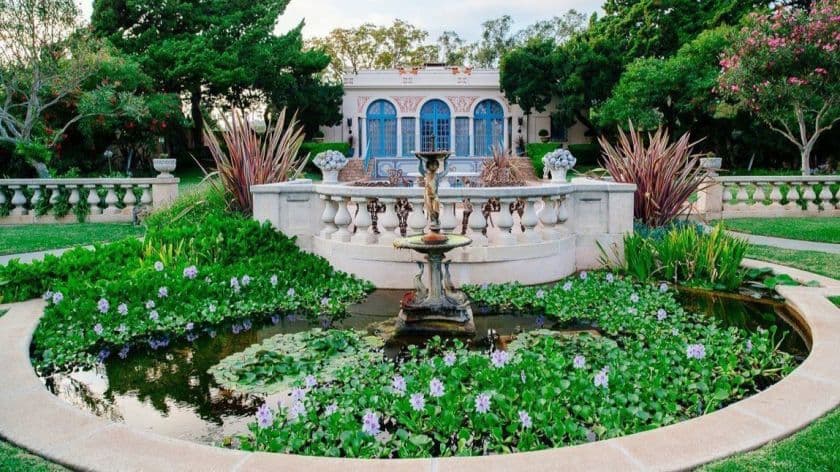 Visitar el jardín botánico Virginia Robinson Garden será una experiencia única. El lugar ha sido catalogado como una propiedad histórica única y cultural que transporta a sus visitantes al nacimiento del exclusivo vecindario de Beverly Hills.