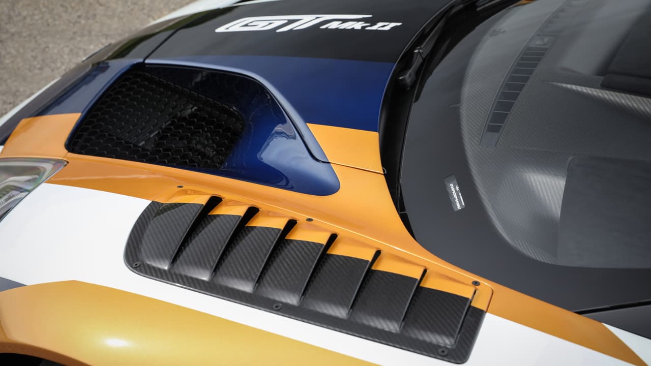 El espacio de carga fue eliminado para alojar sistemas de enfriamiento adicionales para asegurar la integridad y optimo desempeño de su motor, transmisión y embrague.