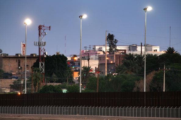 <h3 class="cms-H3-H3">YUMA</h3>
<br>-Casos confirmados: 15,522.
<br>-Muertes relacionadas al coronavirus: 365.
<br>-La tasa de positividad de coronavirus esta en el 14.9%
<br>
<a href="https://www.census.gov/quickfacts/fact/table/santacruzcountyarizona,pimacountyarizona,yumacountyarizona,cochisecountyarizona/PST045219" target="_blank">-Población: 213,787 personas. </a>
<br>