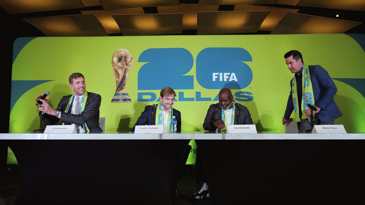El ex jugador de los Dallas Mavericks Dirk Nowitzki (izquierda), el ex jugador del FC Dallas Paxton Pomykal (centro izquierda), el ex jugador de los Dallas Cowboys Emmitt Smith (centro derecha) y el ex jugador de los Dallas Stars Marty Turco hablan tras conocerse el calendario de partidos de la Copa Mundial de la FIFA 2026 de fútbol en el AT&T Stadium de Arlington, Texas, el domingo 4 de febrero de 2024.